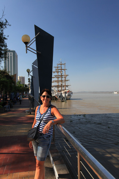 Gina Mom op de Malconboulevard in Guayaquil